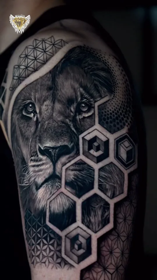 Tatuagem de leão e geometria em preto e cinza feita por Egle Justino