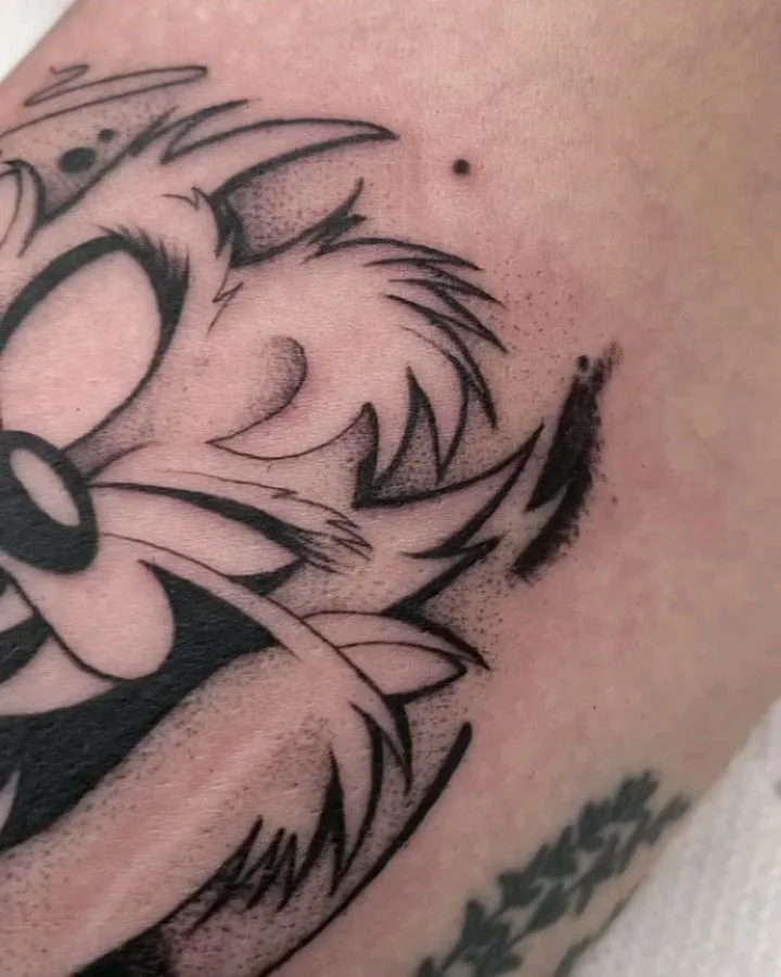 Tatuagem de caveira em blackwork ilustrativo feita por Egle Justino