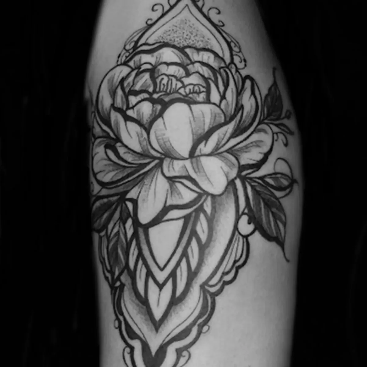 Tatuagem de peônia ornamental em preto e cinza feita por Egle Justino