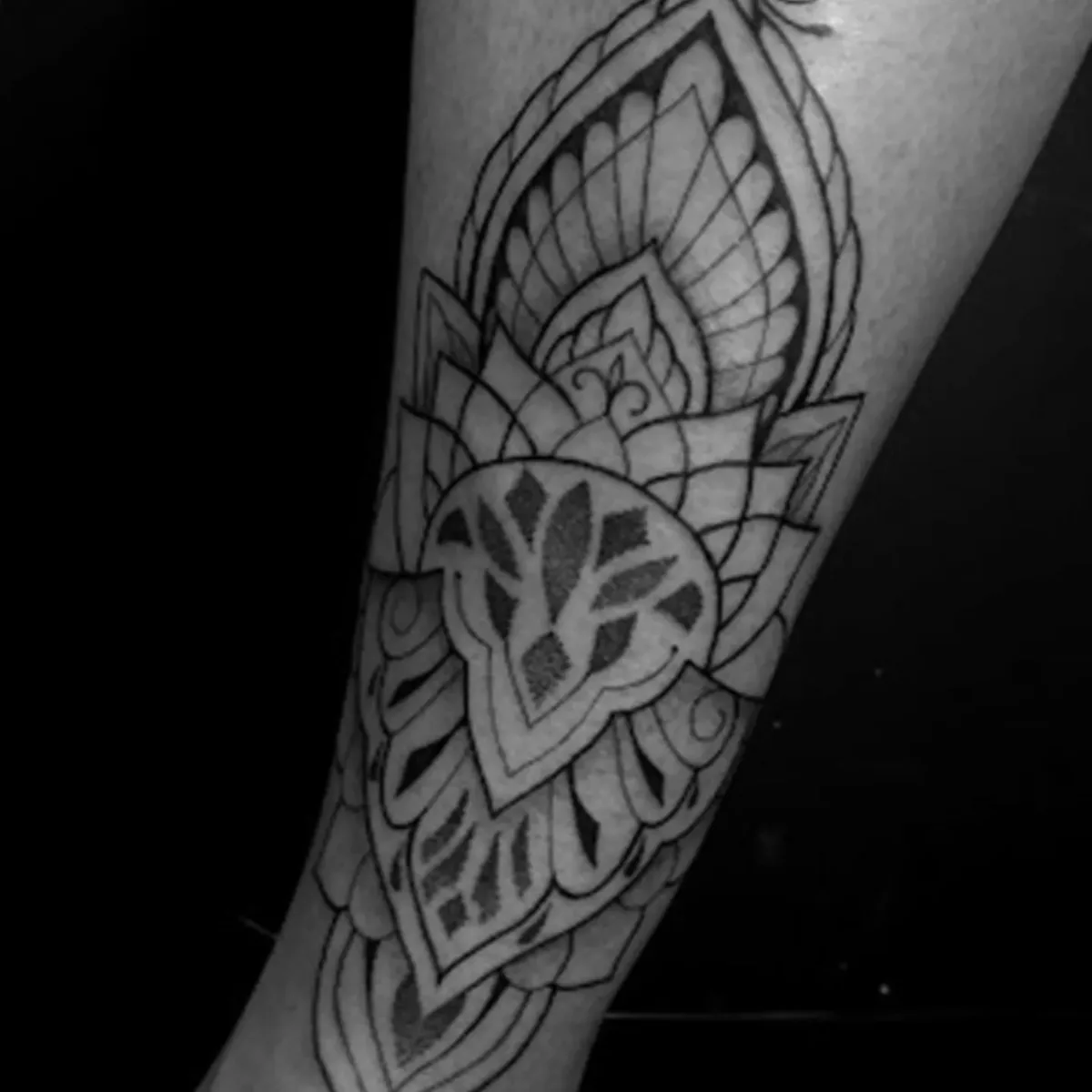 Tatuagem geométrica ornamental no antebraço feita por Egle Justino