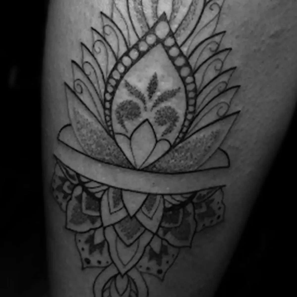 Tatuagem de mandala em preto e cinza feita por Egle Justino