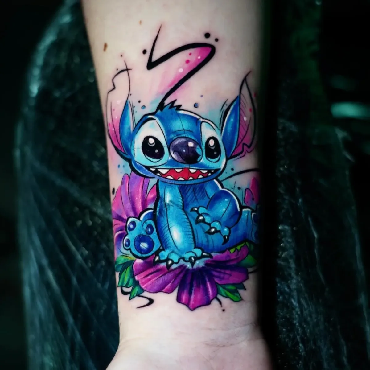 Tatuagem colorida do personagem Stitch feita por Egle Justino