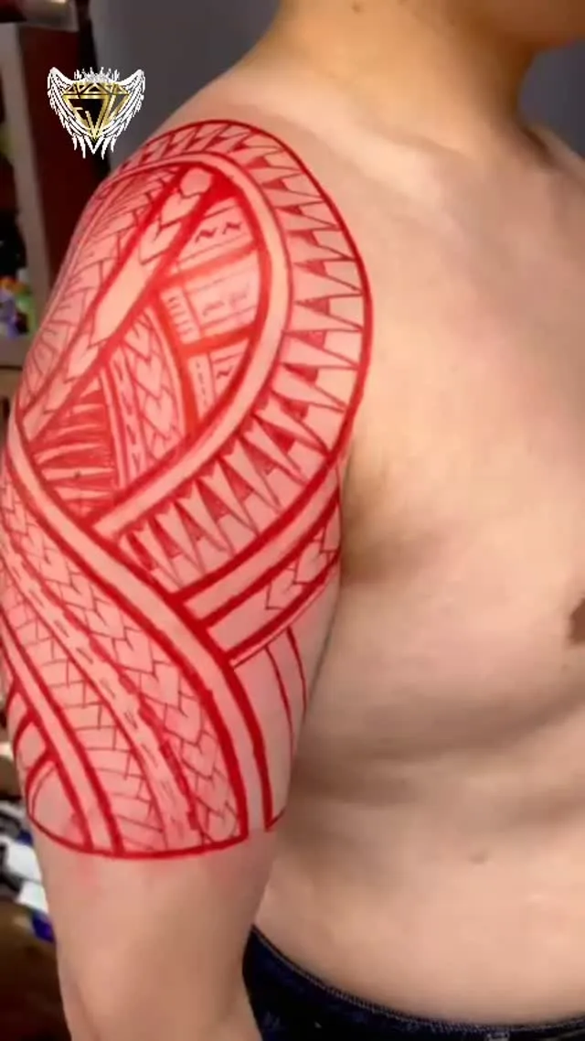 Tatuagem vermelha de inspiração polinésia feita por Egle Justino