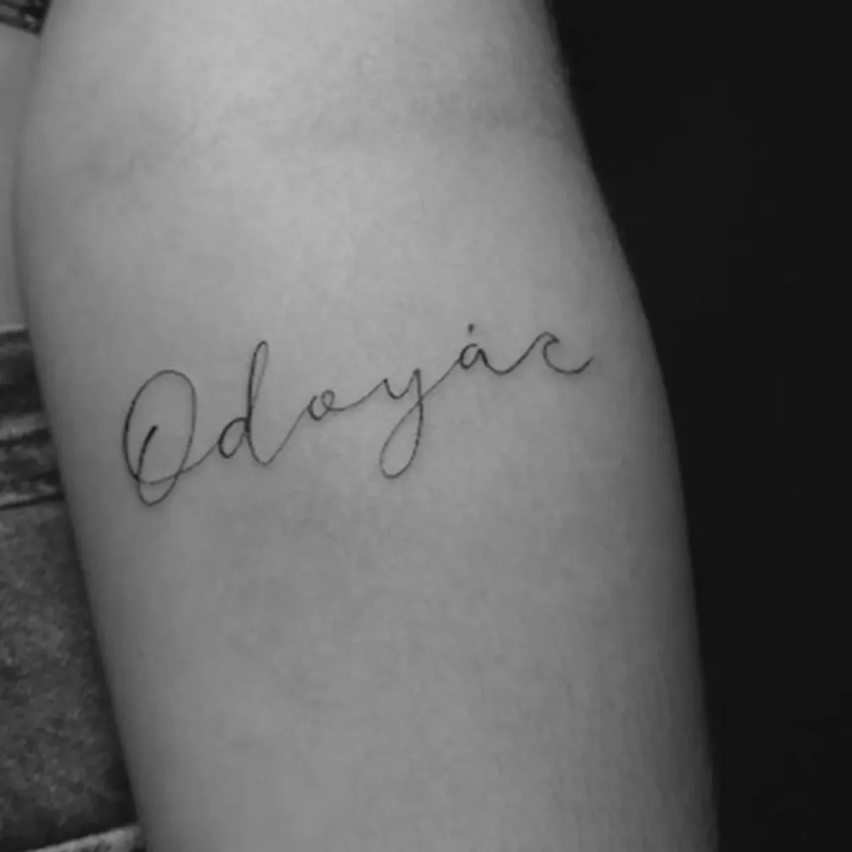 Tatuagem de escrita em fine line feita por Egle Justino